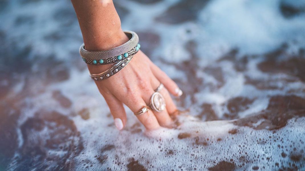 Weißer Nagellack lässt sich wirklich mit jedem Outfit gut kombinieren und landet deshalb auch unter die Top-Farben für Summernails diesen Sommer. 