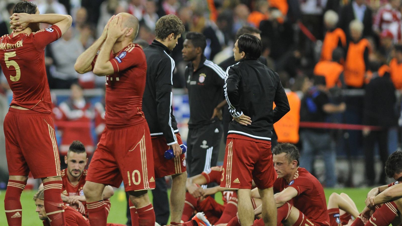 <strong>"Finale Dahoam" wird zum Albtraum</strong><br>
                Die Königlichen ausgeschaltet, hatten die Münchner die Chance auf den ersten Titel eines Klubs im eigenen Stadion. Im Finale 2011/12 traf der FC Bayern in der heimischen Allianz-Arena auf den FC Chelsea, alles war angerichtet für den Triumph im eigenen Wohnzimmer. Die späte Führung durch Thomas Müller konterte Chelsea-Legende Didier Drogba per Kopf...