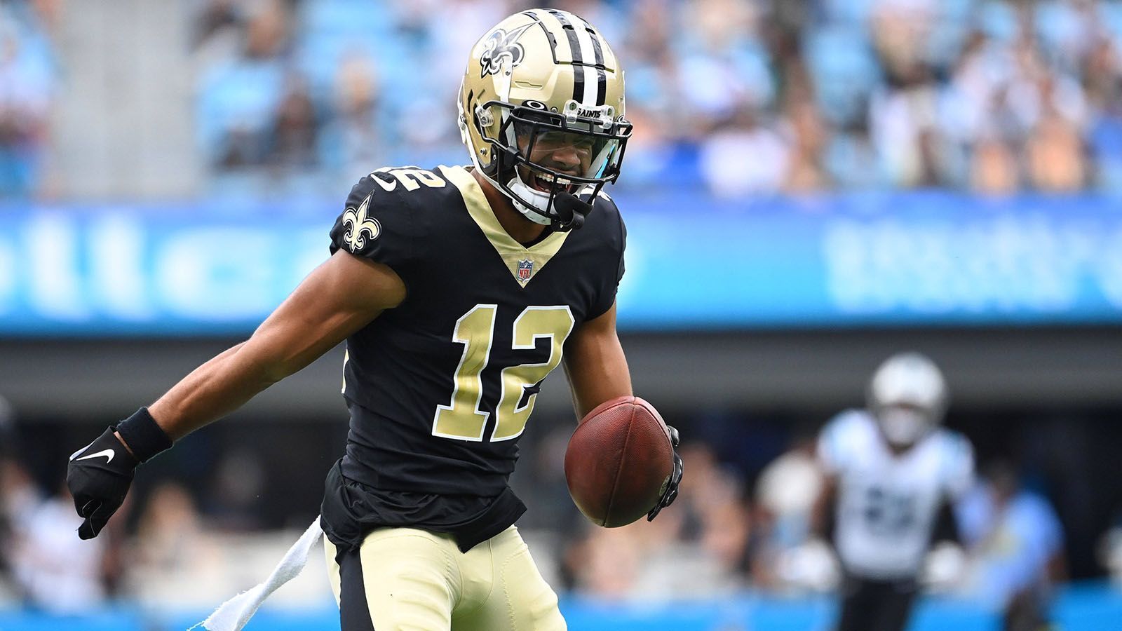 
                <strong>Offensive Rookie of the Year: Chris Olave</strong><br>
                Anders als in den anderen Kategorien gibt es beim "Offensive Rookie of the Year" bisher keinen glasklaren Favoriten. Wir haben uns für Chris Olave entschieden. Der Wide Receiver der New Orleans Saints, der Woche 6 mit einer Gehirnerschütterung verpasste, zeigte in fünf Spielen gute bis sehr gute Leistungen und kommt auf zwei Receiving Tochdowns bei insgesamt 389 Yards. Sein Highlight-Spiel lieferte er in Woche 3 ab. Gegen die Carolina Panthers gelangen ihm 147 Receiving Yards mit neun Catches. Mit der Rückkehr von Jameis Winston dürfte sich der Output von Olave weiter steigern.
              