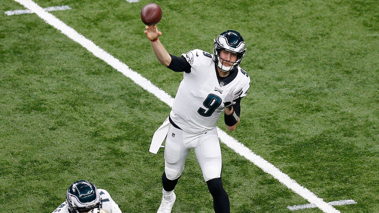 
                <strong>Nick Foles (Philadelphia Eagles)</strong><br>
                Der ewige Nick Foles. Was passiert denn nun mit dem MVP des Super Bowls 2018? Bleibt er bei den Philadelphia Eagles oder geht er als Starting-Quarterback zu einer anderen Franchise. Davon ist aktuell jedenfalls stark auszugehen. Foles dürfte von allen Signal Callern, die in dieser Offseason auf den Markt gespült werden, der vielleicht heißeste Name sein. Als größter Interessent gelten wie bereits geschrieben die Jacksonville Jaguars. Doch die Franchise aus Florida müsste erst einmal kräftig den eigenen Roster aufräumen, um so Cap Space frei zu machen. Denn eine Verpflichtung von Foles dürfte nicht ganz billig werden.
              