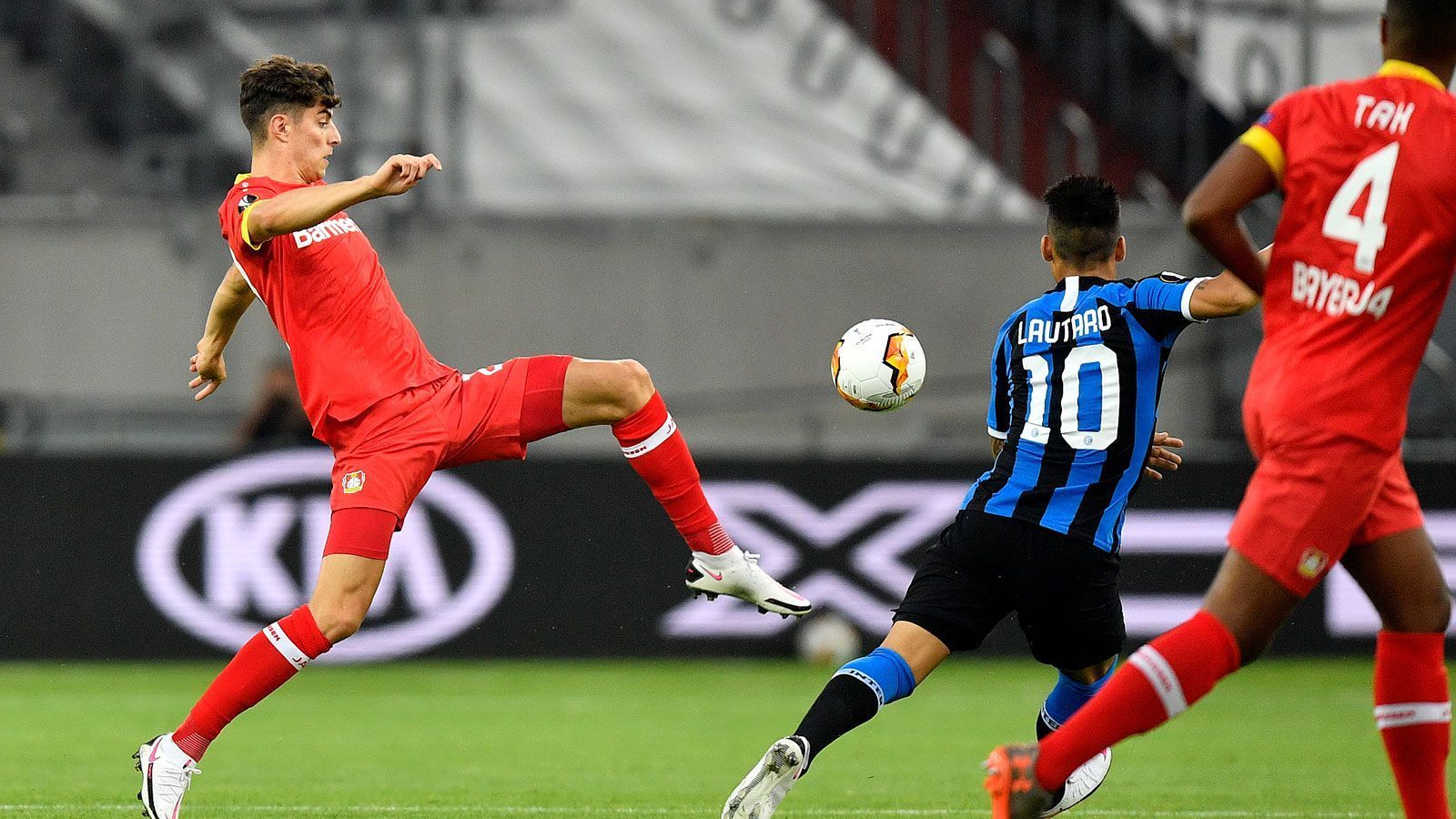 
                <strong>Kai Havertz</strong><br>
                Von ihm kommen zunächst nur wenig Impulse, auch wenn er bemüht ist, sich den Ball oft holt, sich immer wieder anbietet. Hält Bayers Hoffnungen mit seinem Tor (dem ersten Leverkusener Torschuss) zum 1:2 hoch. Später deutlich präsenter, aber auch glücklos. ran-Note: 3
              