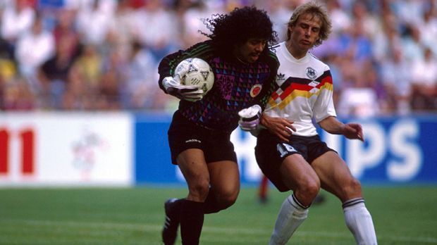 
                <strong>Platz 4: Rene Higuita</strong><br>
                Platz 4: Rene Higuita. Von seinen Fans wird Higuita "Der Verrückte" getauft, da er in einem Länderspiel gegen England den Ball anstatt mit den Händen mit den Füßen pariert - mittlerweile unter dem Namen "Scorpion-Kick" bekannt. In seiner Karriere schießt der Kolumbianer insgesamt 37 Tore per Elfmeter und vier per Freistoß. 
              