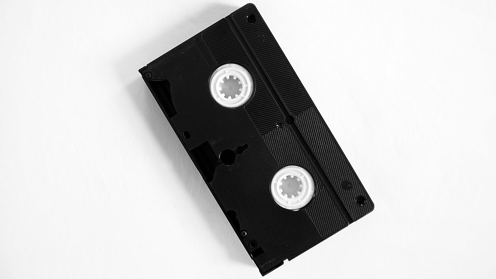 
                <strong>Videokassette</strong><br>
                Die "PlayStation" verfügte 1994 bereits über ein CD-Laufwerk, doch ansonsten waren die Medienträger noch größer. Für Filme war die gute alte Videokassette die erste Wahl. Die DVD gab es erst 1995 zu kaufen. 
              