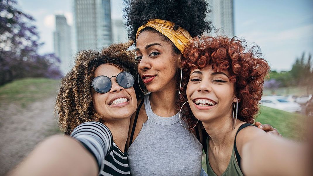 Wie pflegst du deine Locken? Egal ob Afro, große, kleine oder feine Locken – wir haben die besten Pflege-Tipps für alle Haartypen.