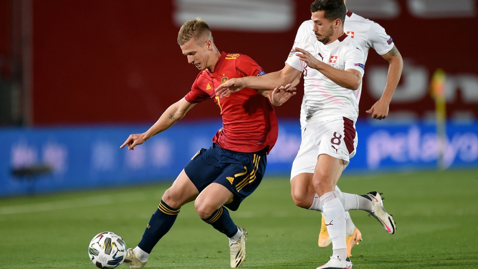 
                <strong>Dani Olmo (RB Leipzig)</strong><br>
                Inmitten der neuen Generation der Spanier befindet sich mit Leipzigs Dani Olmo auch ein aktueller Bundesliga-Spieler. "Er gefällt mir richtig gut", sagte Spaniens Nationaltrainer Luis Enrique über den 22-Jährigen, der mit der U21 im Vorjahr Europameister wurde. Nach seinem Debüt vor ziemlich genau einem Jahr hat Olmo mittlerweile sieben A-Länderspiele bestritten. Gleich bei seinem ersten Einsatz, einem 7:0-Sieg gegen Malta, erzielte der Leipziger sein bislang einziges Länderspiel-Tor. Die Sachsen verpflichteten das Talent Anfang 2020 vom kroatischen Serienmeister Dinamo Zagreb. Dorthin wechselte Olmo schon als 16-Jähriger, verließ dafür die Nachwuchs-Abteilung des FC Barcelona.
              