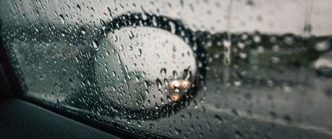 Beschlagene Autoscheiben können zur echten Gefahr auf der Straße werden: Durch erschwerte Sicht ist das Unfallrisiko erhöht.