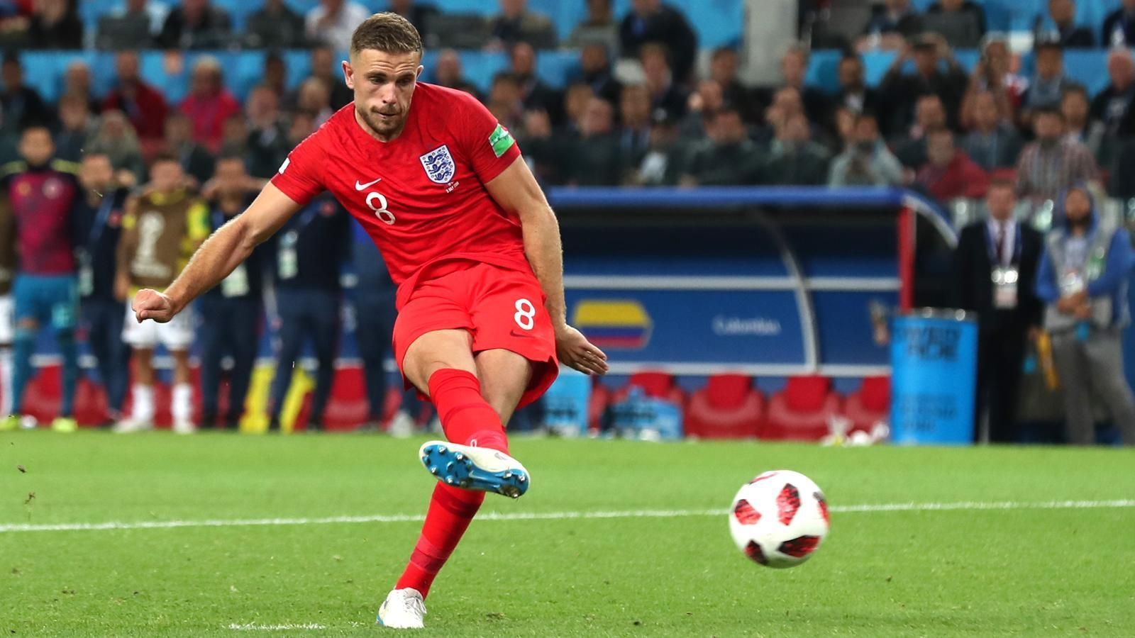 
                <strong>Jordan Henderson (England)</strong><br>
                Auch Jordan Henderson zog sich im Viertelfinale gegen Schweden eine Oberschenkelverletzung zu und musste kurz vor Ende der Partie durch Eric Dier ersetzt werden. Die Verletzung scheint allerdings nicht allzu schwerwiegend zu sein: "Es fühlt sich nicht so schlimm an, ich hoffe ich bin fit", sagte der Mittelfeldspieler im Anschluss an das Spiel. Am Montag trainierte der 28-Jährige wieder normal mit der Mannschaft mit, einem Einsatz des Liverpool-Profis dürfte demnach nichts im Wege stehen.
              