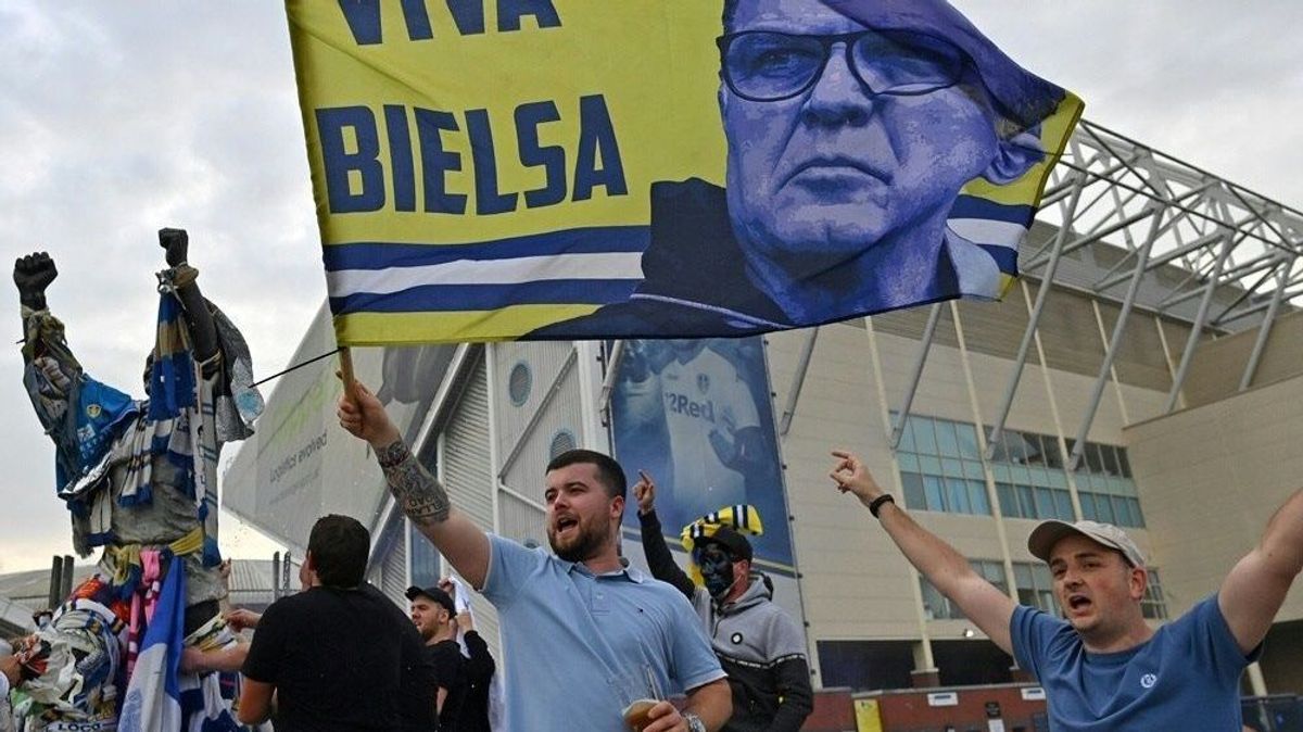 Leeds-Anhänger feiern die Mannschaft und Trainer Bielsa