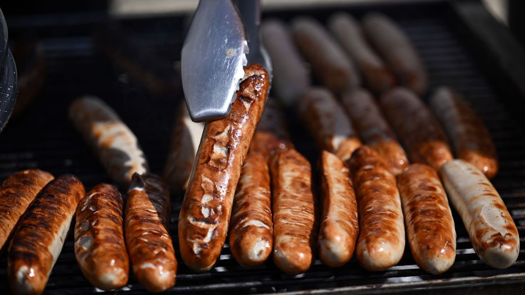 Eine Grillwurst gehört für die meisten zu einem ausgelassenen Grillabend einfach dazu.