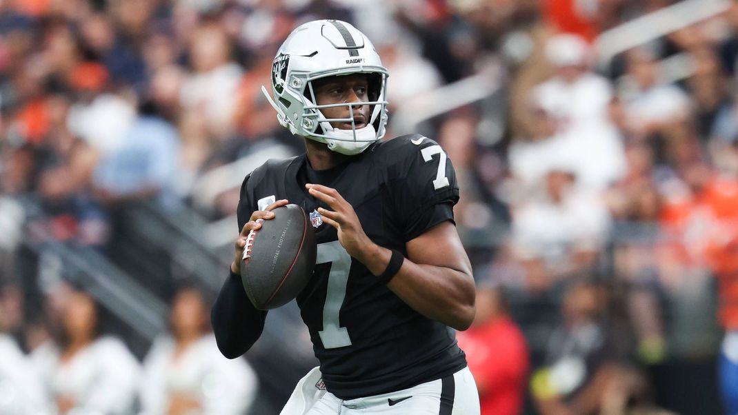 NFL, American Football Herren, USA Chicago Bears at Las Vegas Raiders Sep 28, 2025 Paradise, Nevada, USA Las Vegas Raiders quarterback Geno Smith 7 prepares to throw the ball during the first quarter against the Chicago Bears at Allegiant Stadium. Paradise Allegiant Stadium Nevada USA, EDITORIAL USE ONLY PUBLICATIONxINxGERxSUIxAUTxONLY Copyright: xKiyoshixMiox 20250928_kdn_ma1_297