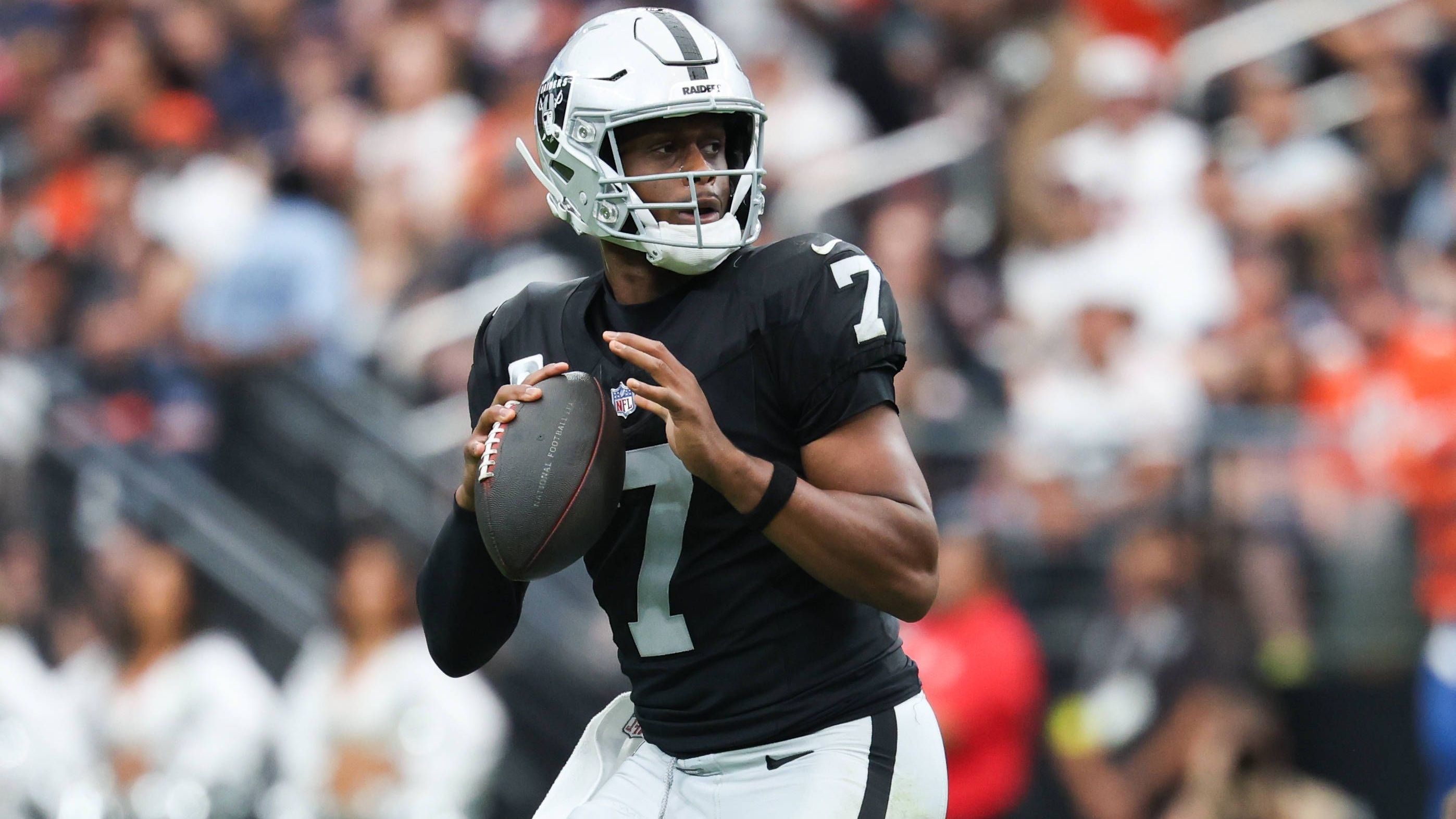 <strong>Las Vegas Raiders</strong><br>• Starter: Geno Smith (im Bild)<br>• Backup: Kenny Pickett<br>• Practice Squad: Jeff Driskel, Cam Miller (Rookie)<br>• Verletzt: Aidan O'Connell