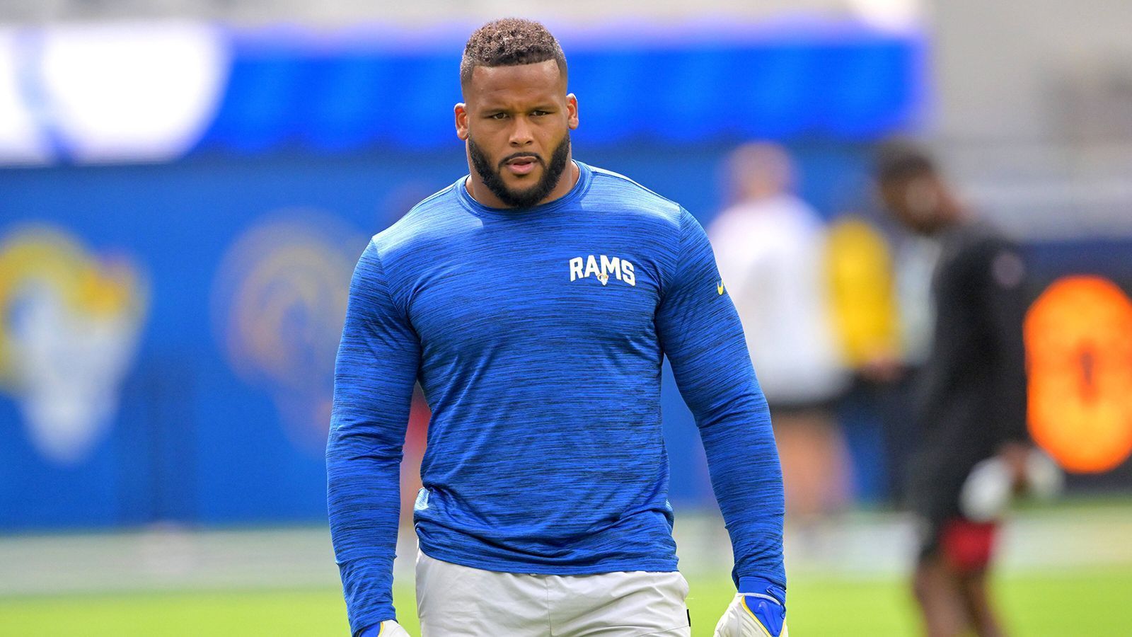 <strong>Los Angeles Rams: Stärken (Defensive)</strong><br>
                Weniger rosig sieht es dafür in der Defensive aus. Aaron Donald, der ebenfalls von einer Verletzung zurückkehrt, ist der einzige Unterschiedsspieler im Kader auf der defensiven Seite des Balles. Zwar kann der Superstar Spiele an sich reißen, wird aber auch nicht jünger und benötigt zumindest etwas Hilfe. Ansonsten ist die Defensive ziemlich überschaubar und dürfte in erster Linie der Entwicklung junger Spieler dienen.&nbsp;
