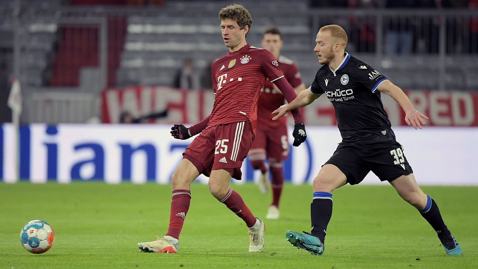 
                <strong>Thomas Müller</strong><br>
                Zieht mit seinem 396. Bundesligaspiel für die Bayern mit Franz Beckenbauer gleich. Ist im Zentrum aber auch vermehrt auf dem Flügel zu finden, da Bielefeld einfach kompakt verteidigt. Hat gleich in der Anfangsphase zwei gute Möglichkeiten zur Führung auf dem Fuß. In der 7. Minute klärt Ortega einen Volleyschuss sehenswert. Auch ihm fehlt in der ersten Halbzeit aber das Glück, als Vorlagengeber und beim eigenen Abschluss. ran-Note: 3
              