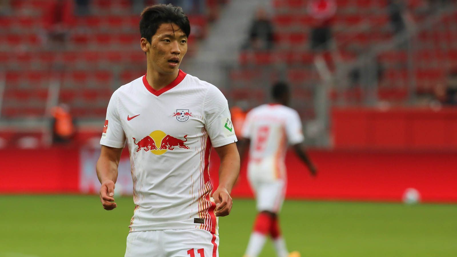 
                <strong>Gewinner - RB Leipzig</strong><br>
                Die Sachsen haben die Abgänge von Timo Werner (FC Chelsea) und Patrick Schick (Leih-Ende) mit drei Neuzugängen abgefangen. Alexander Sörloth, Justin Kluivert und Hee-Chan Hwang (Bild) kamen nach Leipzig. Letzterer könnte sich zu einem echten "Steal" entwickeln, da er mit seiner Schnelligkeit und seinen Fähigkeiten gut ins Kombinationsspiel von RB passt. Auch die erneute Leihe von Linksverteidiger Angelino ist wichtig für das Team von Julian Nagelsmann, der ansonsten auf ein weitestgehend eingespieltes Team setzen kann. 
              