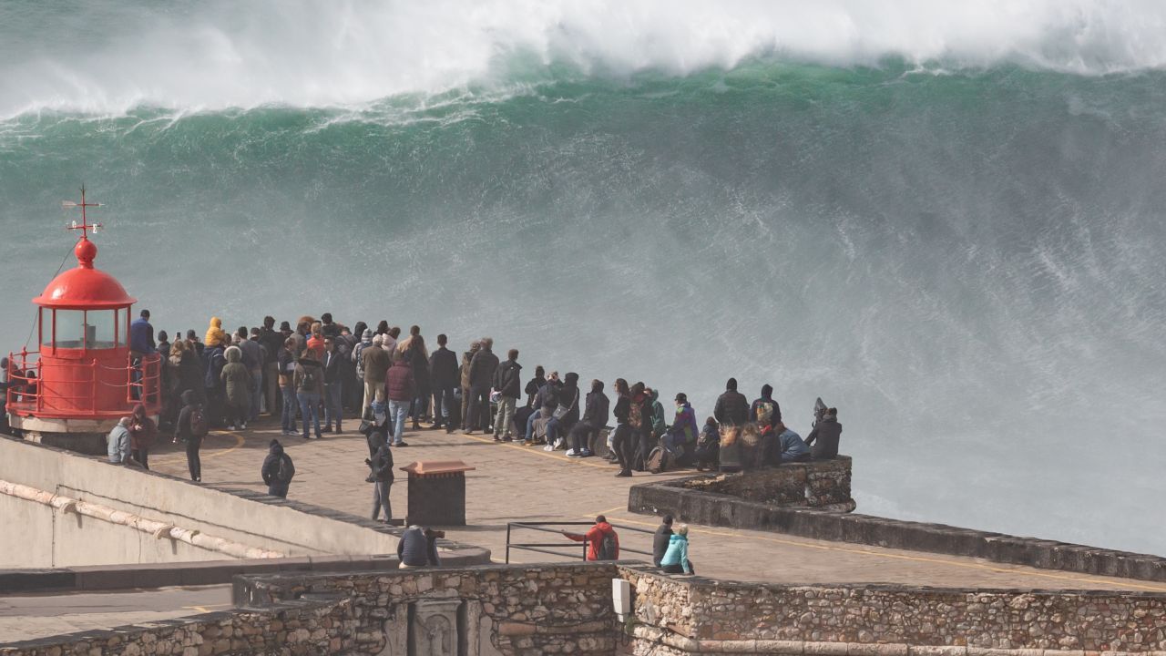 Nazaré, Portugal: Vor der Atlantik-Küste erstreckt sich ein etwa 230 Kilometer langer Graben, der an seiner tiefsten Stelle rund 5.000 Meter misst. Er läuft nahezu rechtwinkling auf das einstige Fischerdorf zu und sorgt dafür, dass sich in der Winter-Saison bis zu über 30 Meter hohe Wellen auftürmen. Die Big-Wave-Surfer, die hier ihr Leben riskieren, tragen Schutzwesten mit Airbag und Sauerstoff-Patrone. Jet-Ski-Fahrer ziehen