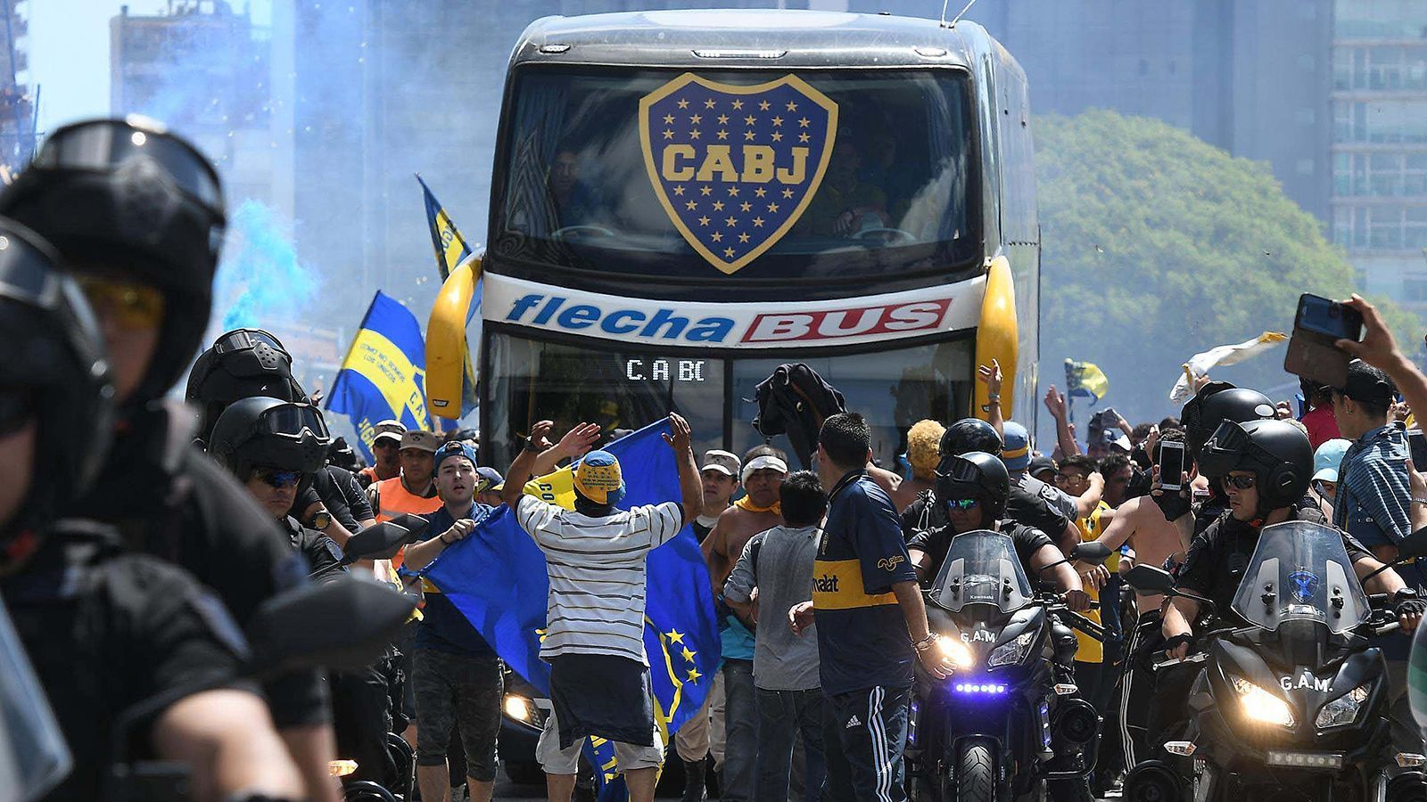 
                <strong>Boca-Bus startet zum "Jahrhundertspiel"</strong><br>
                Unter großem Jubel der eigenen Fans machte sich der Mannschaftsbus der Boca Juniors auf den Weg zum Stadion von River Plate. Seit 2013 ist es in Argentinien Gästefans nicht mehr erlaubt, ins Stadion zu gehen.
              