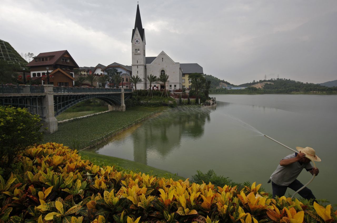 Auch vor historischen Kultur-Landschaften machte China nicht Halt. Genauer gesagt, vor dem österreichischen Örtchen Hallstatt, das zum UNESCO-Welterbe gehört. Das zweite Hallstatt im Distrikt Boluo in der südchinesischen Provinz Guangdong wurde 2012 eingeweiht und zieht bis zu 10.000 Besucher:innen pro Tag an. Der Marktplatz, die Kirche, die urigen Häuser, der See: alles da. Nur der Dachstein-Gletscher fehlt. Fotografiert wir