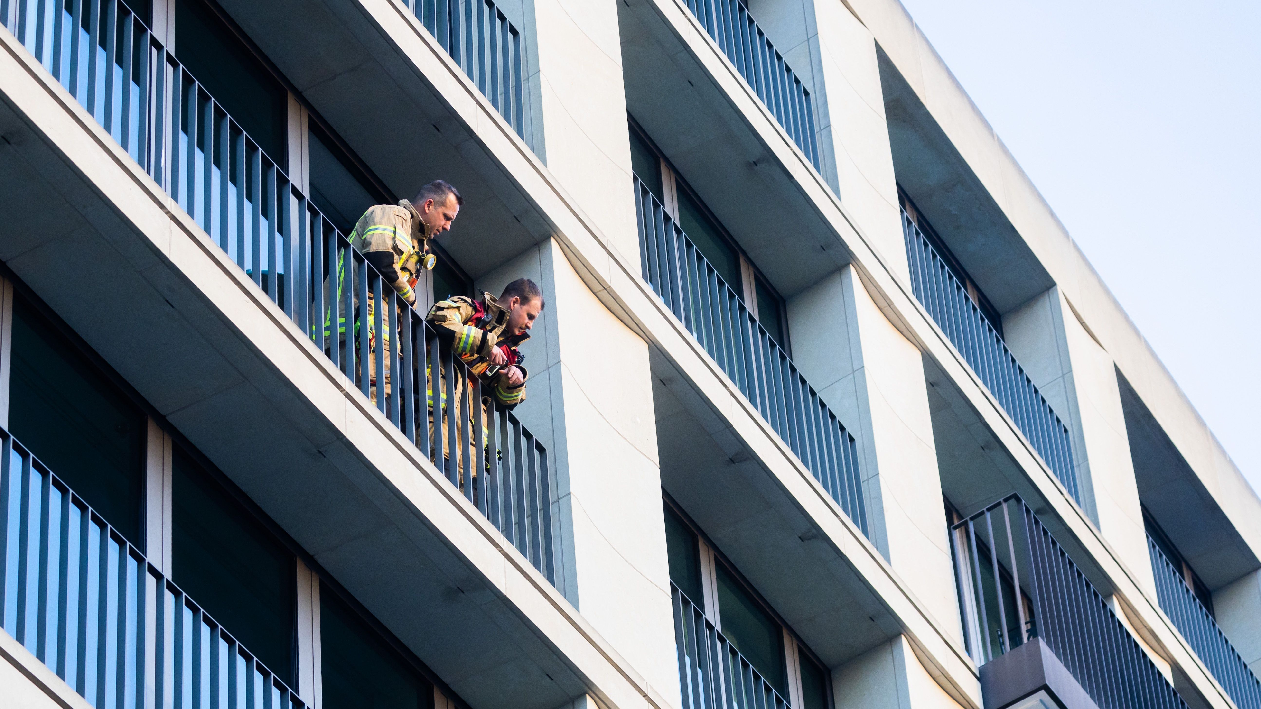 Feuerwehrleute auf einem Balkon des Hotels.