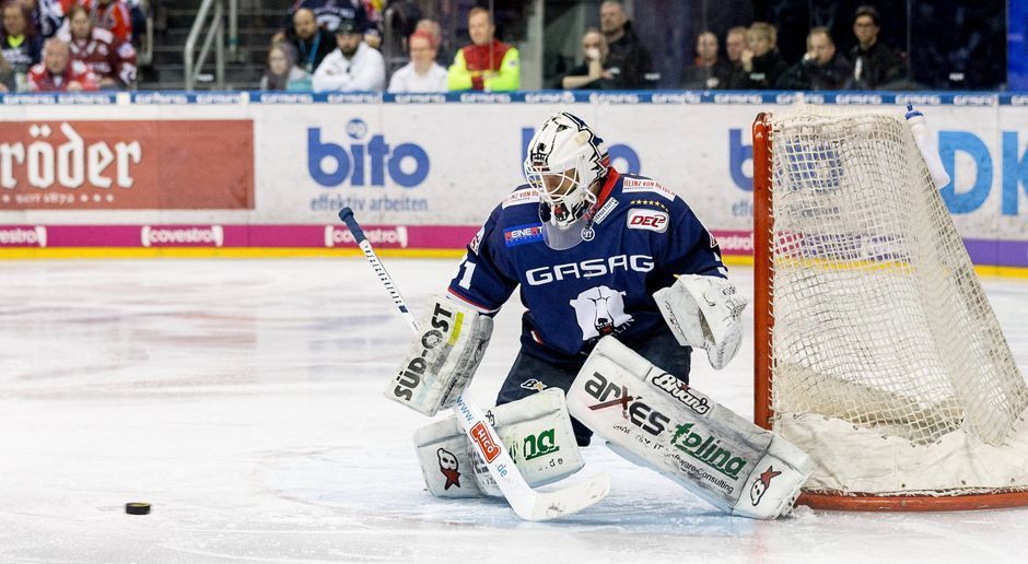 
                <strong>Torhüter: Danny aus den Birken gegen Petri Vehanen</strong><br>
                Ähnliches  gilt für Petri Vehanen. Der Weltmeister-Goalie von 2011 ist der wichtige Rückhalt und ein gewichtiger Grund für das Weiterkommen gegen Wolfsburg und Nürnberg. Aus den Birken weist im Vergleich mit dem bald 40 Jahre alten Vehanen die besseren Statistiken auf (Gegentorschnitt: 2,63; Fangquote: 91,7 Prozent), Vehanen die größere Ruhe und Routine, daher Punkteteilung - 1:1.
              