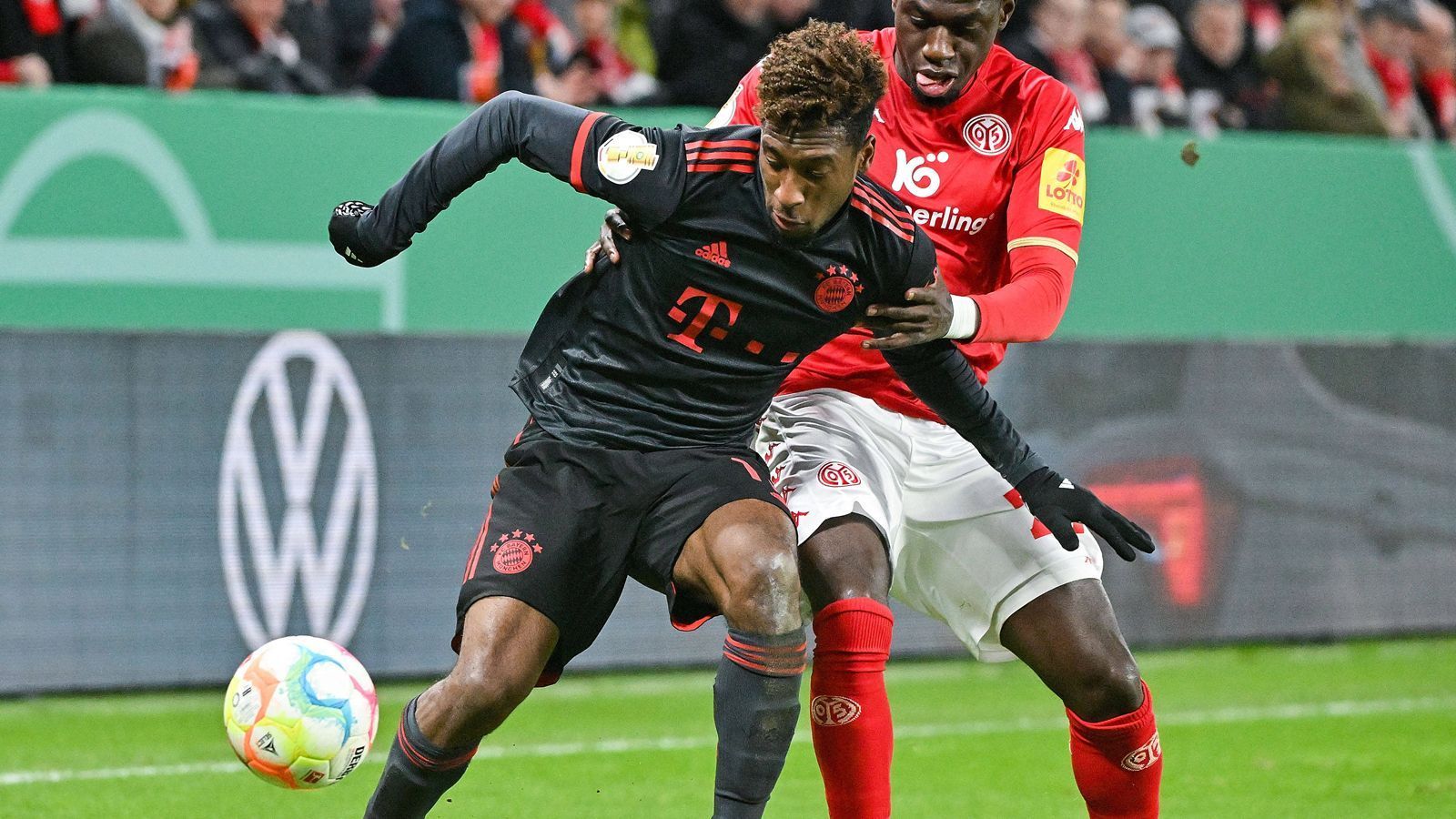 
                <strong>Kingsley Coman</strong><br>
                Klebt als Linksaußen dauerhaft an der linken Außenlinie und versucht ein ums andere Mal mit seinen unnachahmlichen Tempoläufen gefährliche Offensivaktionen zu kreieren. Die Krux an der Sache: viele seiner Anspiele und Flanken finden im Mainzer Strafraum keinen Abnehmer. Das kann er deutlich besser und vor allem präziser. ran-Note: 3
              