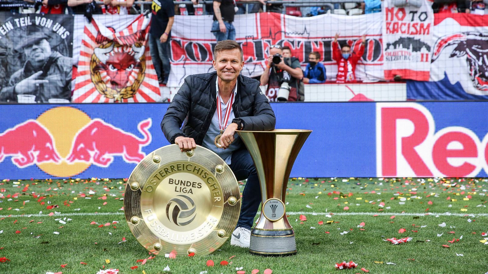 
                <strong>Jesse Marsch (Red Bull Salzburg)</strong><br>
                Leipzig-Trainer Julian Nagelsmann geht zu den Bayern und die Sachsen legen einmal mehr quasi intern nach. Von Schwesterklub RB Salzburg wechselt der dortige Double-Sieger-Trainer Jesse Marsch zurück nach Leipzig. Der US-Amerikaner war bereits in der Saison 2018/19 Co-Trainer in Leipzig unter Ralf Rangnick und soll nun eben an selber Stelle als Cheftrainer die erfolgreiche Arbeit von Nagelsmann fortsetzen. Marsch holte mit den Salzburgern 2020 und 2021 das nationale Double und spielte mit den Mozartstädtern auch in beiden Saisons an der Salzach in der Champions League. Passend zum Leipziger Spielstil, setzt der 47-Jährige auf aggressives Pressing.
              