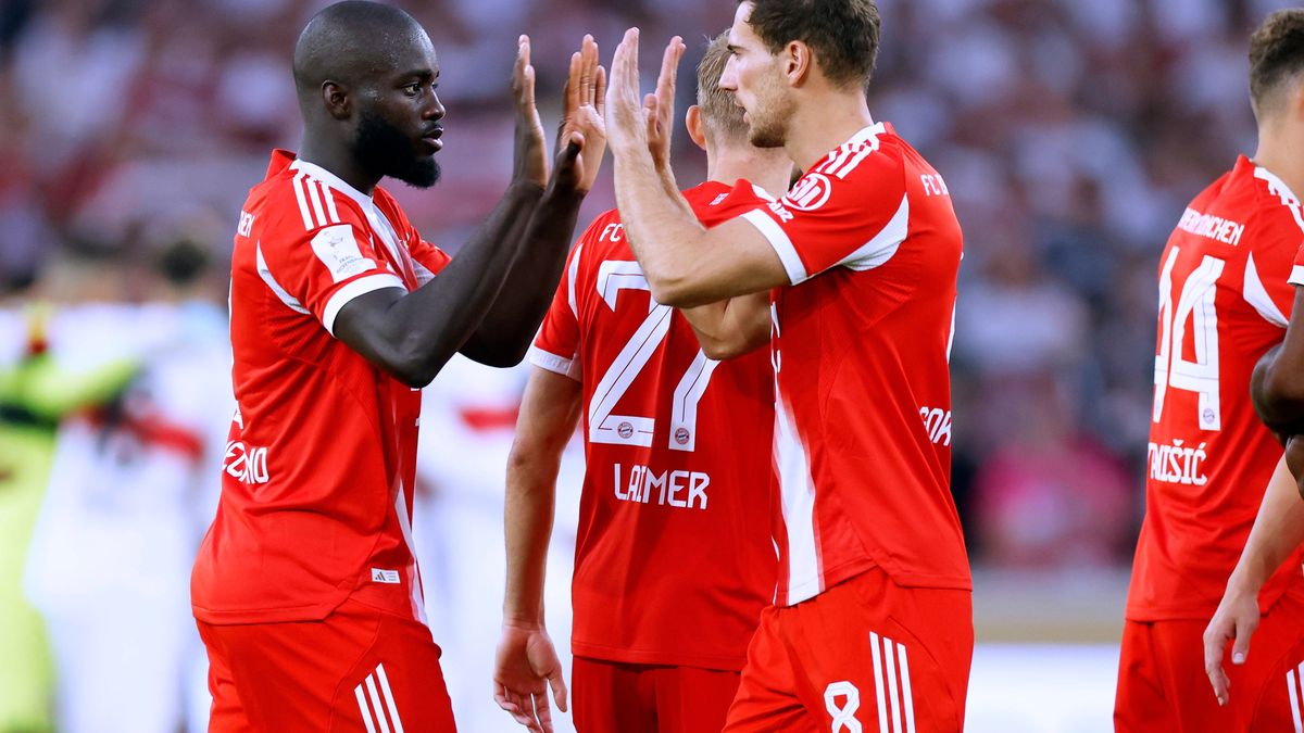 GORETZKA Leon Team FC Bayern Muenchen mit UPAMECANO Dayot Franz Beckenbauer Supercup 2025 Supercup VfB Stuttgart - FC Bayern Muenchen 1 : 2 am 16.08.2025 in Stuttgart DFL REGULATIONS PROHIBIT ANY U...