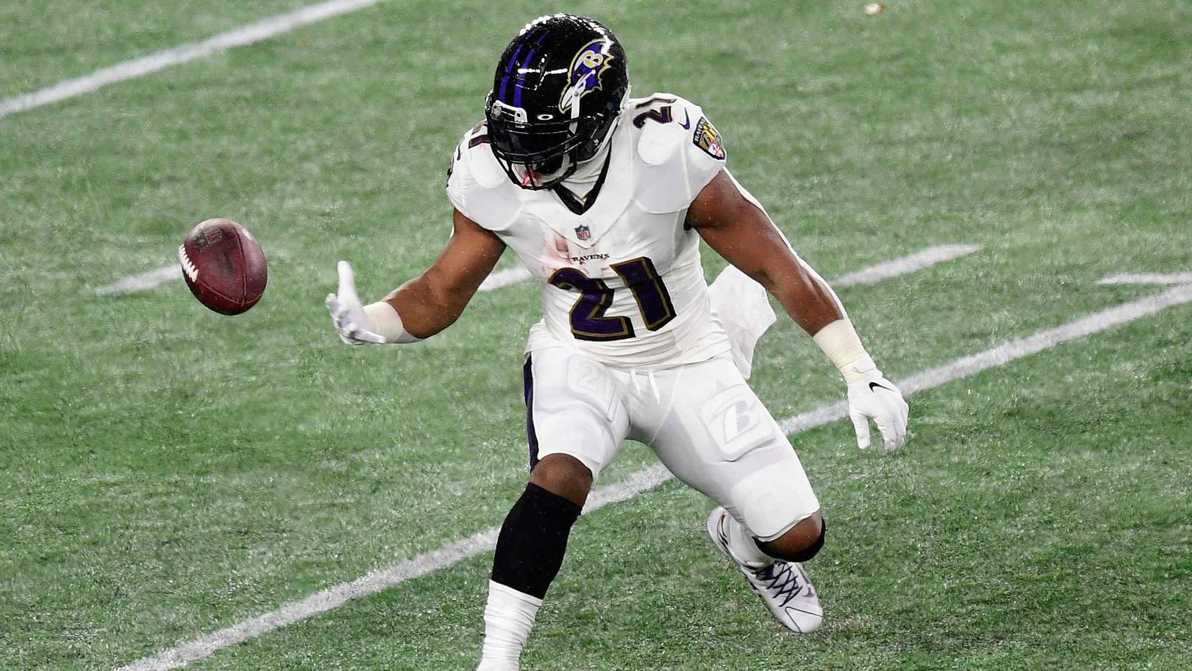 
                <strong>Verlierer: Offense der Baltimore Ravens</strong><br>
                Was ist nur los beim letztjährigen MVP Lamar Jackson und der Offense der Baltimore Ravens? Auch gegen die angeschlagene Defense der New England Patriots kam für Jackson und Co. kaum etwas produktives zu Stande. Die Schuld trägt dabei weniger Jackson, der viel probiert und wagt, doch meist nicht die nötige Unterstützung seiner Nebenleute erhält. In der vergangen Saison noch das Prunkstück, reißt die verletzungsgeplagte Offensive Line in dieser Saison zu selten Lücken für Jackson, der oft improvisieren muss und auf sich alleine gestellt wirkt. Ein anderes Problem ist das Receiving-Corps der Ravens: Mit Marquise Brown, Willie Snead und Tight End Mark Andrews stehen Jackson nur wenige verlässliche Alternativen zur Seite, die bis auf Snead in dieser Saison ihrer Form hinterherlaufen. 
              