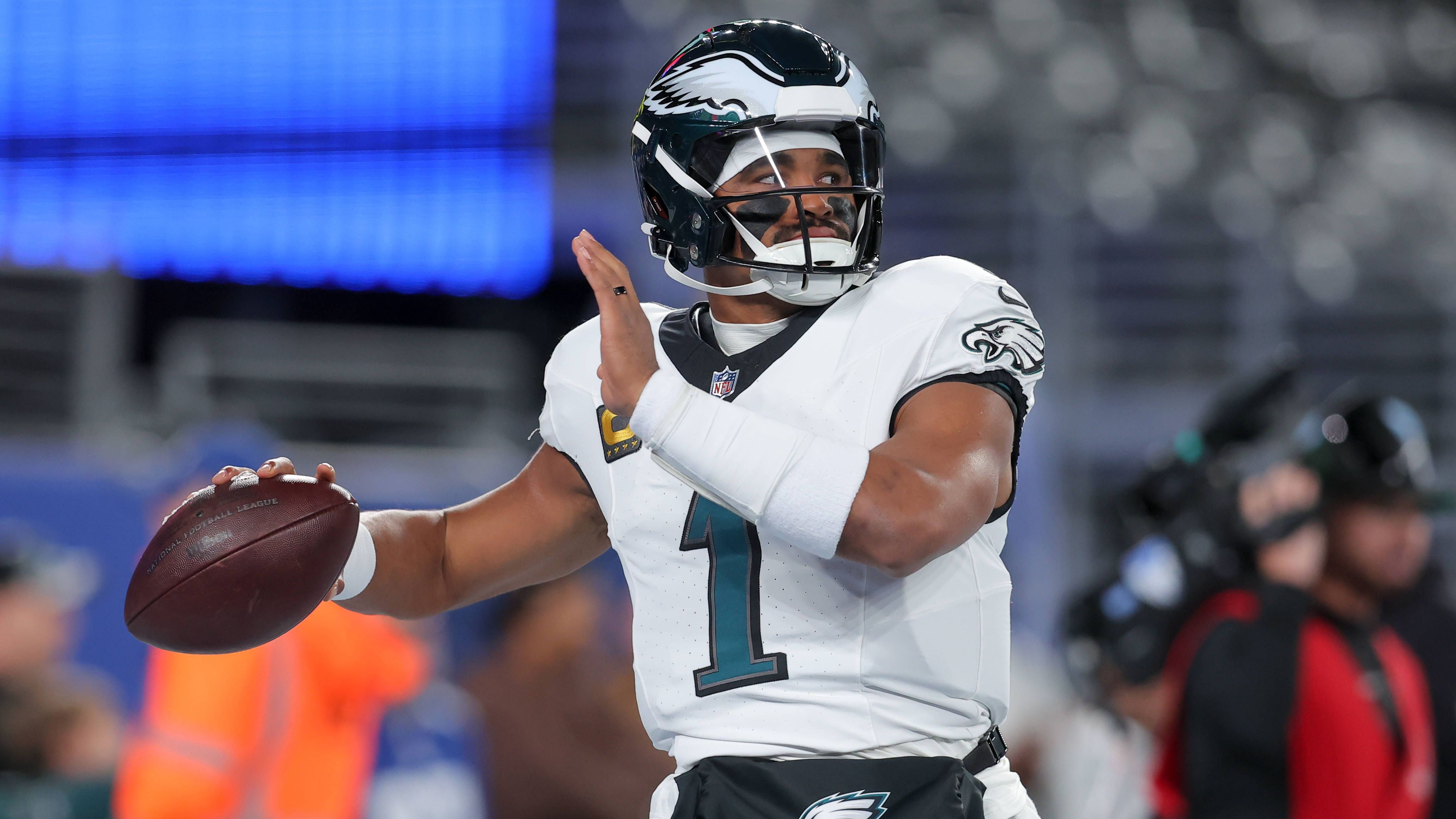 <strong>Platz 10: Jalen Hurts (Philadelphia Eagles)</strong><br>Die nackten Zahlen sehen gut aus: acht Touchdowns, nur eine Interception. Dass es Jalen Hurts trotzdem nur mit Ach und Krach unter unsere zehn besten Quarterbacks der NFL schafft, liegt eher an dem, was er schon gezeigt hat, was also möglich wäre. Und daran, wie viel seine Eagles-Offense - auf dem Papier eine der besten der Liga - gerade in den vergangenen beiden Wochen schuldig geblieben ist. Biederer Football (gegen die Giants viermal in Folge der Tush Push, ernsthaft?) und regelmäßige Leistungseinbrüche nach der Pause - auch von Hurts - trüben aktuell die Stimmung beim amtierenden Champion.