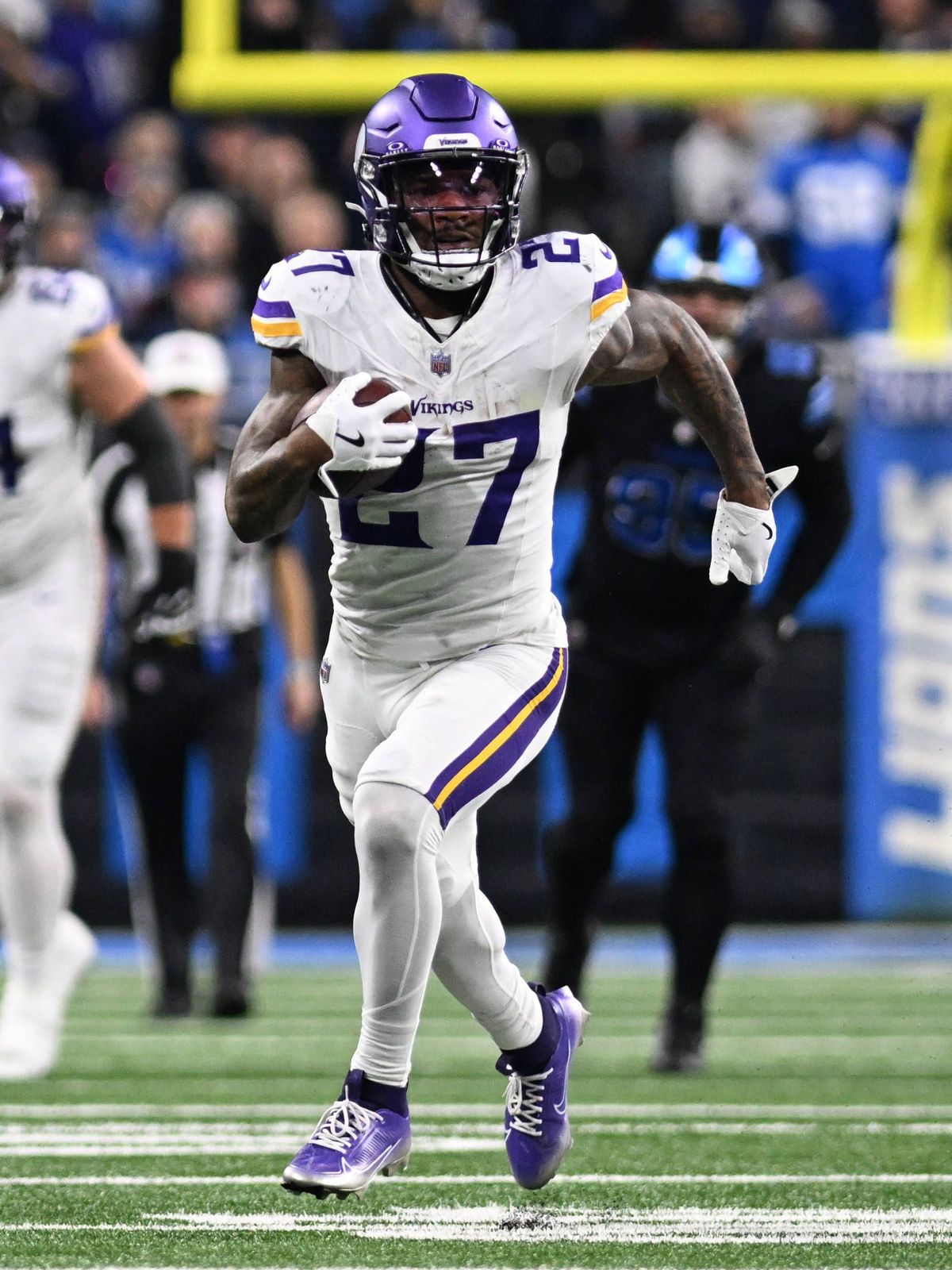 NFL, American Football Herren, USA Minnesota Vikings at Detroit Lions Jan 5, 2025; Detroit, Michigan, USA; Minnesota Vikings running back Cam Akers (27) breaks off a long run against the Detroit Li...