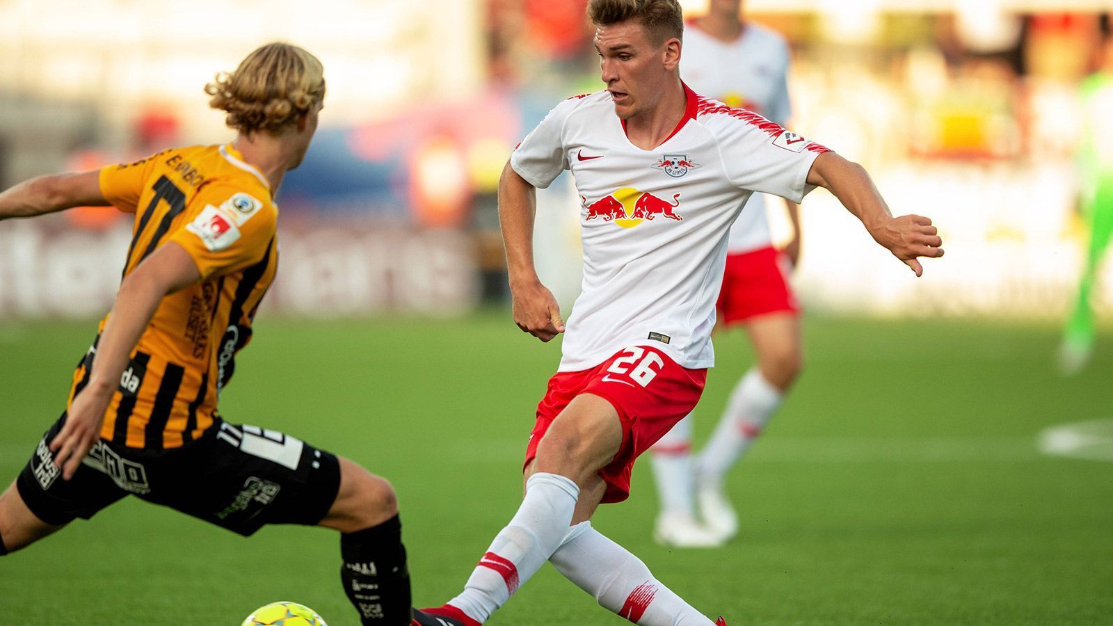 
                <strong>Niclas Stierlin (RB Leipzig)</strong><br>
                Im defensiven Mittelfeld haben die Leipziger A-Junioren mit Niclas Stierlin einen weiteren Spieler der Marke "Star von morgen". Der 18-Jährige ist sehr zweikampfstark und kann auch in der Innenverteidigung spielen. Ralf Rangnick hat bereits ein Auge auf ihn geworfen und ließ Stierlin zweimal in der Europa-League-Quali ran, wo er seinen Job ordentlich machte.
              