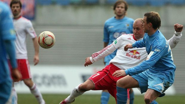 
                <strong>RB Leipzig steigt in die Regionalliga auf</strong><br>
                Als Bremen zuletzt gegen Bayern punktete, existierte der momentane Tabellenzweite der Bundesliga, RB Leipzig, gerade seit einem Jahr. Schon im Sommer 2010 gab es den ersten Aufstieg zu bejubeln: RBL schaffte den Sprung von der Oberliga in die Regionalliga. Wer damals wohl ahnte, dass sich die Leipziger so schnell zum größten Rivalen des FC Bayern mausern würden?
              