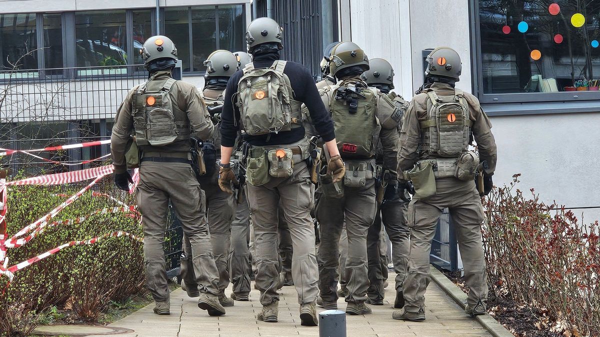Spezialkräfte sind an einer Schule im Einsatz. In Wuppertal sind an einer Schule mehrere Schüler verletzt worden. Ein Verdächtiger sei festgenommen worden, sagte ein Polizeisprecher in Düsseldorf. 