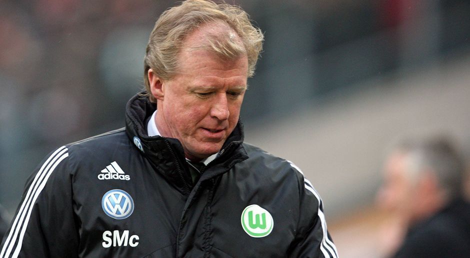 
                <strong>2010: McClaren hält nur sechs Monate durch</strong><br>
                Hoeneß schenkt in der Folgesaison Steve McClaren das Vertrauen. Der erhält vor allem dadurch Bekanntheit, dass er als Trainer der englischen Nationalmannschaft die Quali für die Europameisterschaft 2008 verpasst und während eines Spiels mit Schirm im Regen steht. Die englische Presse verspottet ihn im Anschluss als "Trottel mit dem Regenschirm". Nach einem guten halben Jahr ist auch seine Dienstzeit in Wolfsburg vorüber.
              