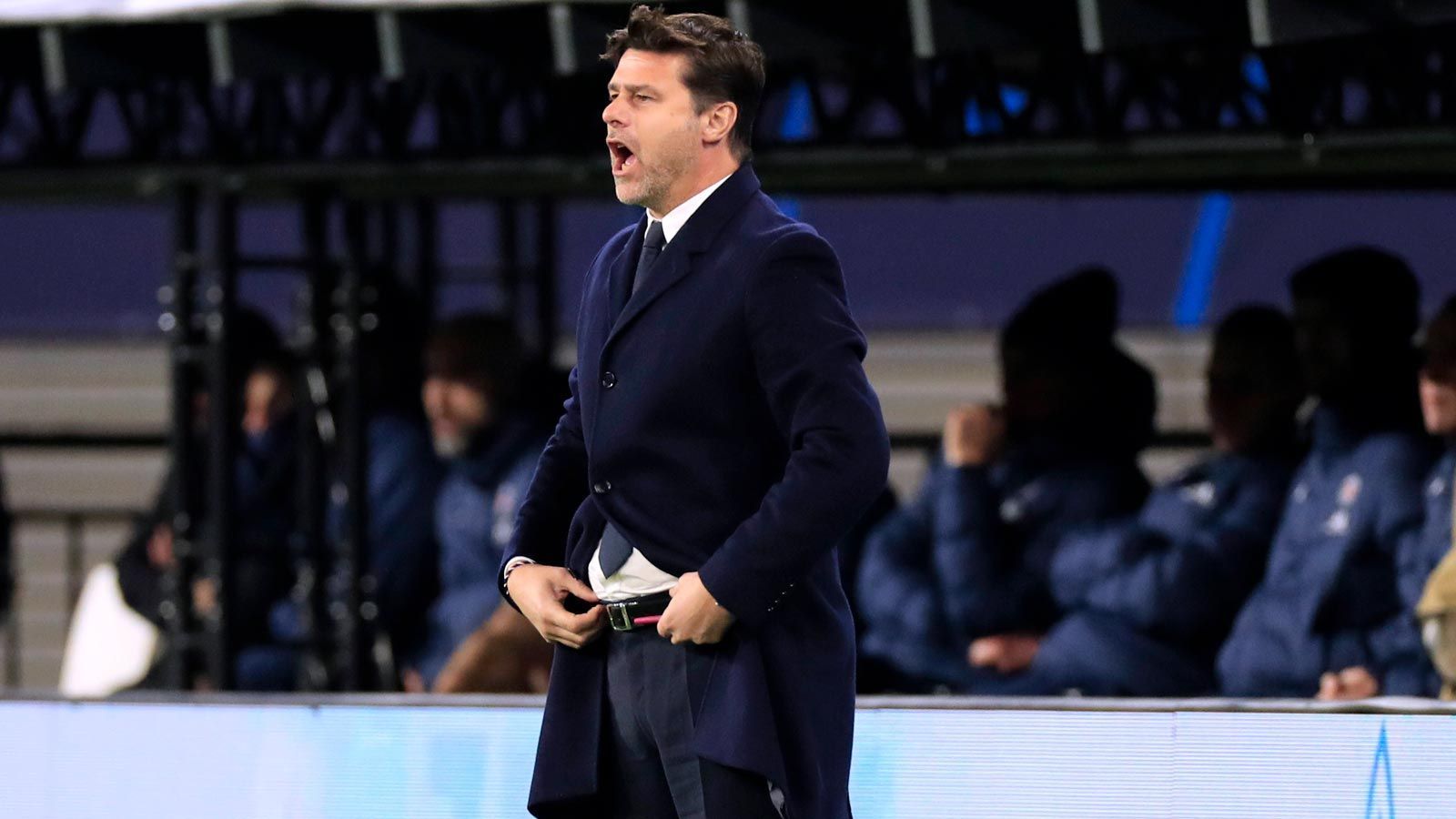 
                <strong>Mauricio Pochettino (Paris Saint-Germain)</strong><br>
                ... der Wunschkandidat von Manchester United soll Mauricio Pochettino sein. Bei einem vorzeitigen Aus des Argentiniers bei Paris Saint-Germain könnte Zidane sein Nachfolger werden - und Pochettino zu United gehen, seinen Medienberichten zufolge präferierten Job. Ein Engagement in Manchester würde für Pochettino die Rückkehr in die Premier League bedeuten. Dort betreute er bereits Tottenham Hotspur sowie den FC Southampton. Pochettino ließ die Gerüchte zuletzt größtenteils unkommentiert.
              