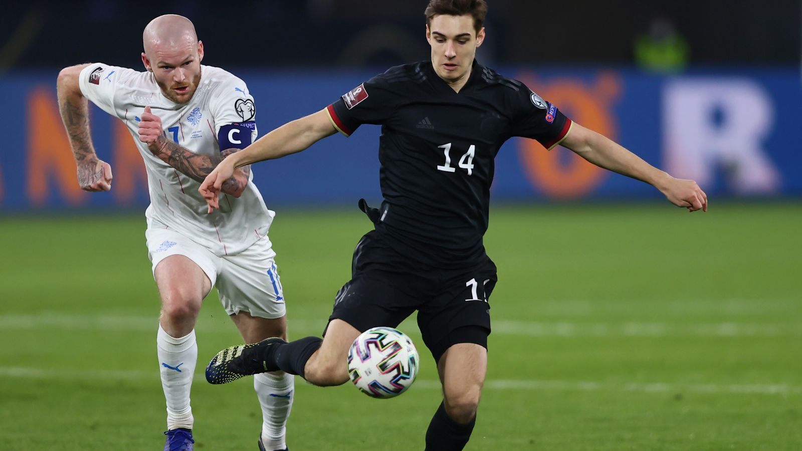 
                <strong>Florian Neuhaus </strong><br>
                Mittelfeldspieler Florian Neuhaus von Borussia Mönchengladbach ist ebenfalls im Kader für die EM dabei. Der 24-Jährige spielte einer gute Saison bei den "Fohlen" und wird mit einem Wechsel im Sommer 2021 zu einem Topklub in Verbindung gebracht. In der Nationalmannschaft kam der gebürtige Landsberger bislang zu fünf Einsätzen. 
              