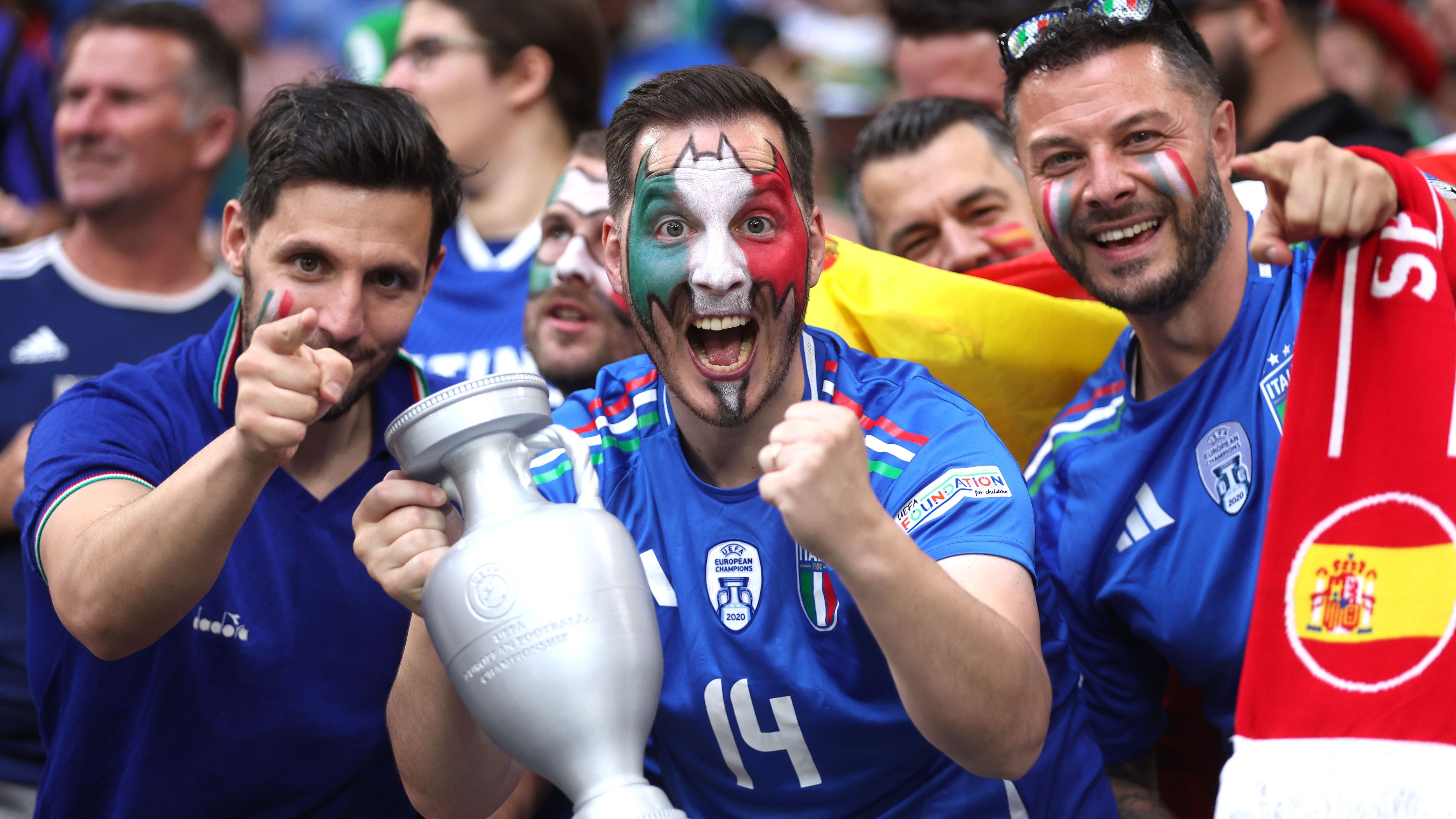 <strong>Titelverteidiger im Einsatz</strong><br>Am Donnerstagabend bekam es der amtierende Europameister Italien in Gelsenkirchen mit Spanien zu tun. Die Fans der Squadra Azzurra hatten den EM-Pokal zumindest im Mini-Format mit im Stadion.&nbsp;