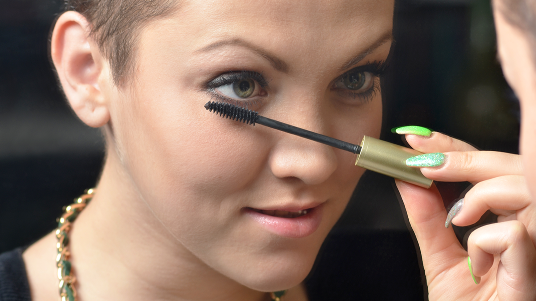 Welche Mascara ist die richtige für perfect lashes? Wir haben die Beauty-Hacks für den perfekten Wimpernaufschlag in unserem Beauty-Artikel.