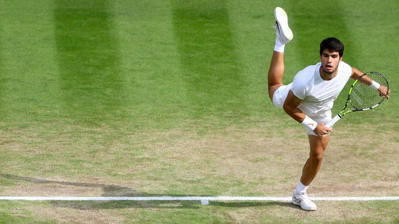 
                <strong>Drittjüngster Wimbledon-Champion</strong><br>
                Mit seinem zweiten Grand-Slam-Titel nach den US Open 2022 verewigt sich Alcaraz nicht nur schon in jungen Jahren auf der Siegerliste im Tennis-Mekka. Er ist nach Boris Becker und Björn Borg auch der drittjüngste Profi, der seit Beginn der Open-Ära 1968 in Wimbledon triumphiert.
              