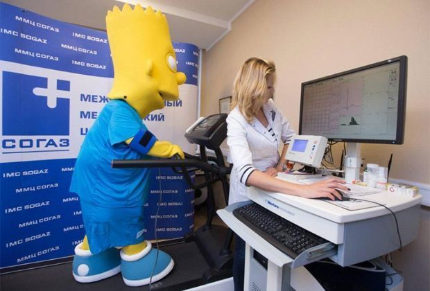 
                <strong>Zenit St. Petersburg verpflichtet Bart Simpson</strong><br>
                Der obligatorische Medizincheck darf natürlich nicht fehlen, bevor die Verpflichtung offiziell bekanntgegeben wird. Vor allem das Schuhwerk könnte dem gelben Patienten jedoch einige Probleme auf dem Laufband bereiten.
              