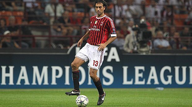 
                <strong>Alessandro Nesta</strong><br>
                Alessandro Nesta stand zehn Jahre beim Erzrivalen AC Mailand unter Vertrag. Der Abwehrspieler kann seine Defensiv-Fähigkeiten auch im neuen FIFA 16 zur Schau stellen.
              