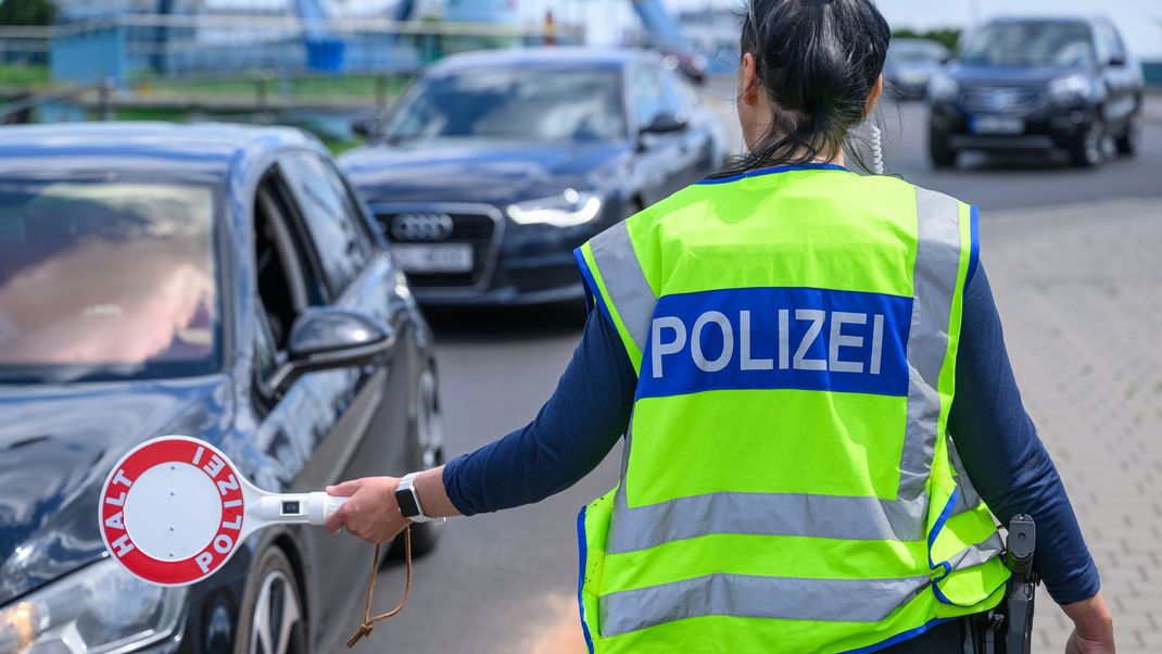 Eine Beamtin der Bundespolizei stoppt ein Fahrzeug bei der Einreisekontrolle am deutsch-polnischen Grenzübergang Stadtbrücke.
