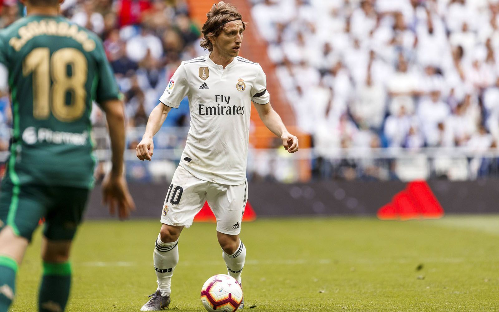 
                <strong>Luka Modric</strong><br>
                Der Weltfußballer konnte seine WM-Form aus Russland im Sommer nicht mit in die Saison nehmen. Der 33-Jährige fiel, wie fast der gesamte Kader der Königlichen, ab. Modrics Vertrag läuft noch rund ein Jahr, bis Juni 2020. Ob Real weiter an dem 33-Jährigen festhält oder einen Verkauf anstrebt ist noch offen. Zuletzt wurde immer wieder über Zidanes Landsmänner Paul Pogba und N'Golo Kante als Neuzugänge spekuliert, die wie Modric im zentralen Mittelfeld spielen. Im vergangenen Jahr gab es Gerüchte um einen Wechsel zu Inter Mailand. Möglicherweise planen die Nerazzurri im Sommer einen neuen Anlauf beim Kroaten. 
              