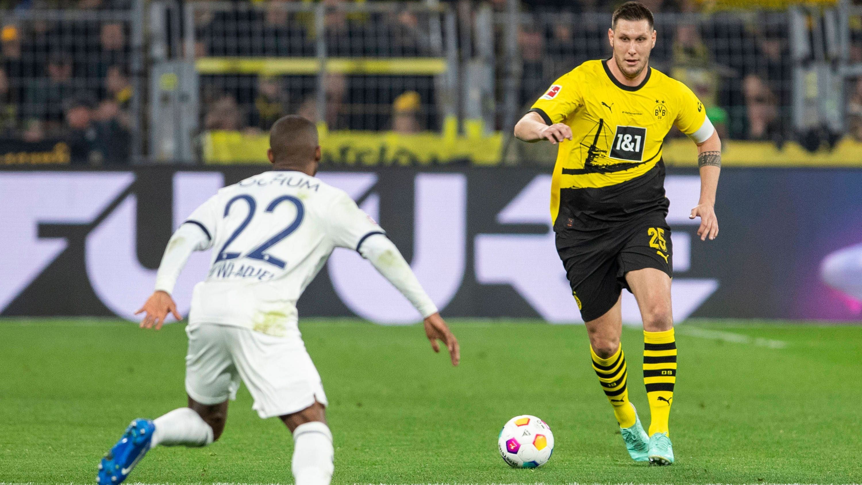 <strong>Niklas Süle</strong><br>Darf erneut für Hummels und Can ran. Leistet sich im Spielaufbau einige Schnitzer, im Zweikampf meist souverän. Nicht so auffällig wie Nebenmann Schlotterbeck, was aber nicht nur negativ ist. <strong><em>ran</em>-Note: 3</strong>