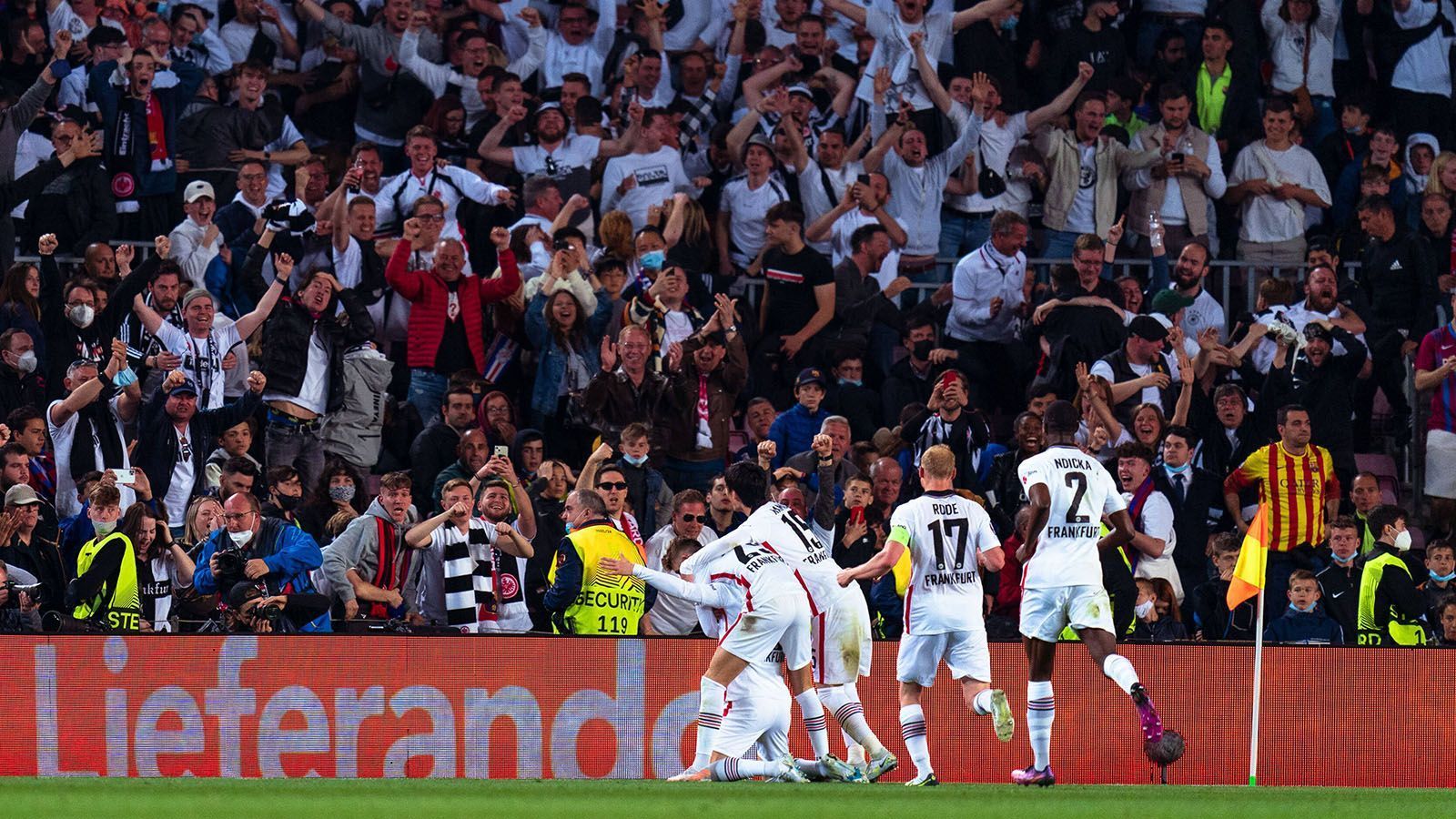 
                <strong>Marca (Spanien) </strong><br>
                "Was gestern im Camp Nou geschah, war beschämend. Barcelona als Verein kann nicht zulassen, dass ihm so etwas passiert. Das war eine gewaltige Fehlkalkulation. Als Barcelona in Frankfurt spielte, war bereits bekannt, dass die deutschen Fans viele Anfragen für Eintrittskarten haben würden. Irgendwie hätte der Verein den massiven Kartenverkauf verhindern müssen. Und die Tatsache, dass so viele Mitglieder bereit sind, ihre Sitze an den Konkurrenten abzugeben, ist ebenfalls ein harter Schlag."
              