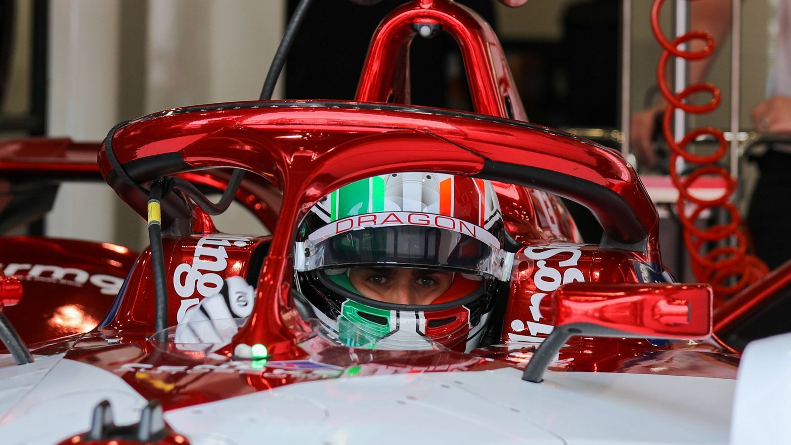 
                <strong>Verlierer: Antonio Giovinazzi</strong><br>
                Schwierige Phase in der Karriere von Antonio Giovinazzi: Zunächst musste der Italiener trotz steigender Tendenz seiner Performance das Cockpit in der Formel 1 bei Alfa Romeo für den jungen Guanyu Zhou räumen, der vor allem mehr Sponsoren-Geld mitbringt. Davon frustriert tritt er in der Formel E an und fährt im Dragon / Penske Motorsport Team nur hinterher. Die Amerikaner sind das einzige Team ohne WM-Punkt. Neben Giovinazzi sind nur Teamkollege Sergio Sette Camara und Alexander Sims von Mahindra Racing noch ohne Zähler. Das kann nicht den Vorstellungen von Giovinazzi entsprechen, als er das Abenteuer Formel E begann, auch wenn sein Auto schwer zu fahren scheint.
              