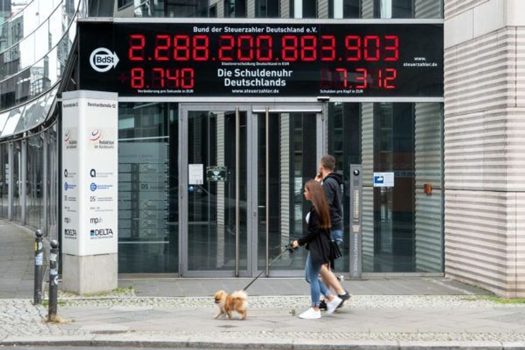 Die Schuldenuhr vom Bund der Steuerzahler Deutschland macht in Berlin den Schuldenstand der Bundesrepublik sichtbar. Das Foto wurde am 19. Juli 2021 aufgenommen - in dem Jahr lag die deutsche Schuldenquote bei 69,3 Prozent.