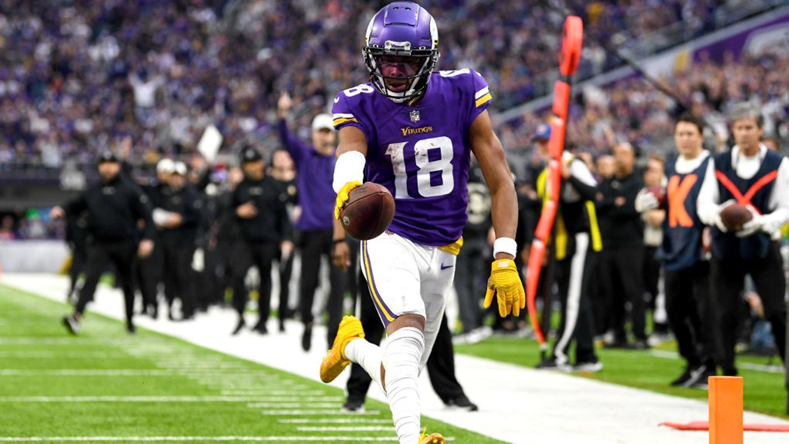 
                <strong>Der All-Time-Rekord ist greifbar  </strong><br>
                Jefferson hat zwei Spieltage vor dem Ende der regulären Saison bereits 1756 Receiving-Yards zusammenbekommen. Bereits jetzt steht er damit in der ewigen NFL-Bestenliste auf Platz 7. Sollten in den verbleibenden zwei Spielen gegen die Green Bay Packers und die Chicago Bears noch 209 Yards hinzukommen, hätte er den bisherigen Rekord von Calvin Johnson aus der Saison 2012 gebrochen. Dass Jefferson dafür einen Spieltag mehr Zeit hat, weil die Saison sich erst seit 2021 über 17 Spiele erstreckt, soll die Leistung nicht schmälern.  
              
