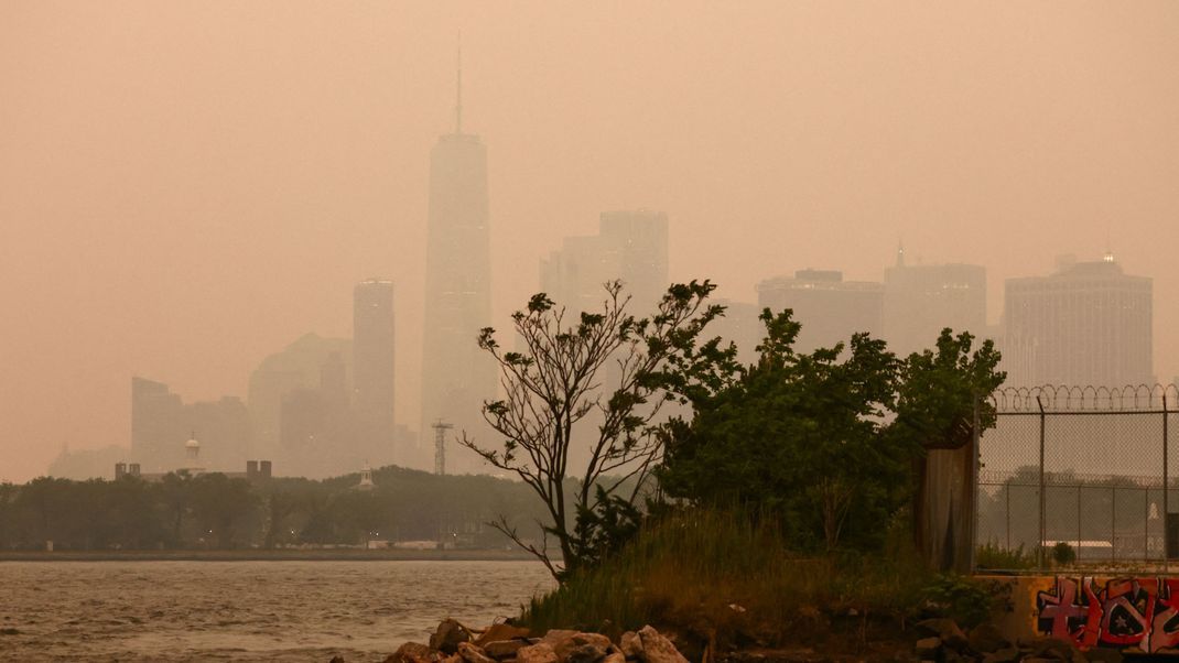 Teil des Nordostens der Vereinigten Staaten, darunter auch New York City, liegen unter einer Nebelglocke - ausgelöst durch Waldbrände in Kanada.
