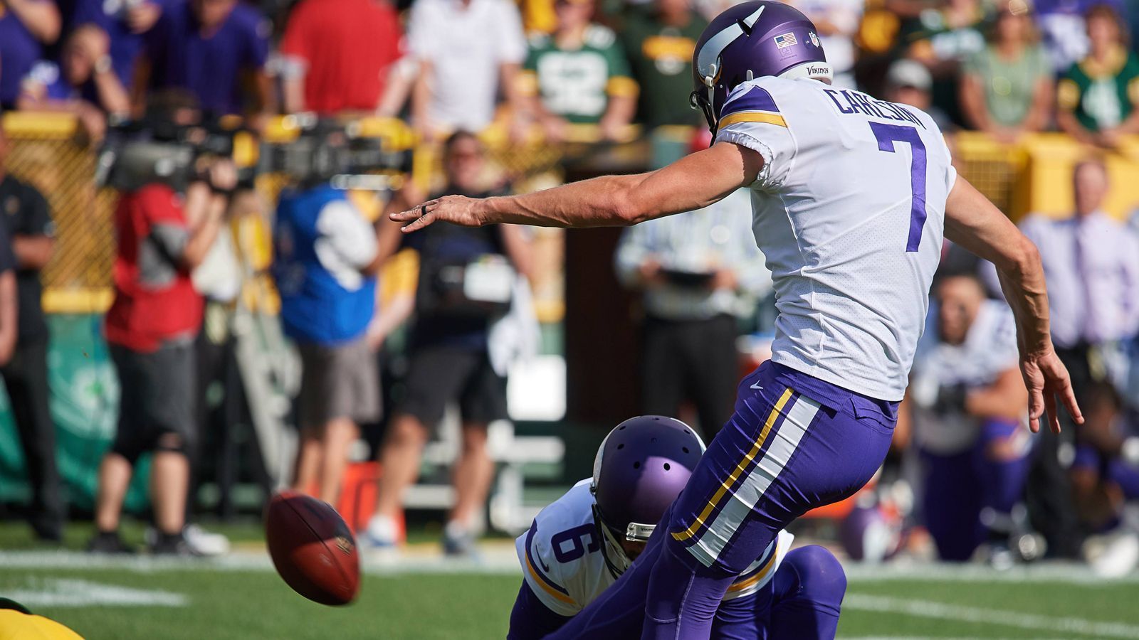 
                <strong>Daniel Carlson</strong><br>
                In der Overtime ging es munter weiter, diesmal auf der anderen Seite. Und das gleich zwei Mal. Rookie-Kicker Daniel Carlson wurde ebenfalls "geiced" und kickte aus 49 Yards vorbei. Wie das so ist mit dem Druck: Er wurde auch bei dem Fünftrundenpick von 2018 nicht weniger, als er vier Sekunden vor dem Ende der Verlängerung das Spiel entscheiden konnte. 
              