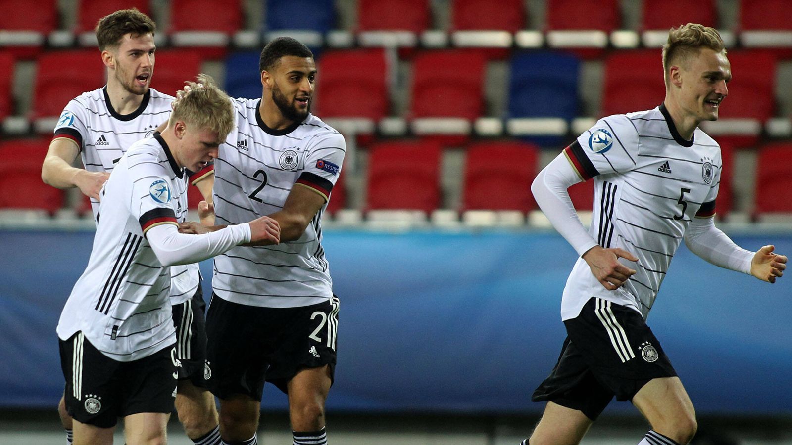 
                <strong>Deutschland</strong><br>
                Die deutsche U21-Nationalmannschaft hat sich mit dem 0:0 im letzten Vorrundenspiel gegen Rumänien den zweiten Platz in der Gruppe A und somit die Teilnahme am Viertelfinale gesichert. Zuvor trennte sich Deutschland mit 1:1 von den Niederländern und bezwang Ungarn mit 3:0. Ridle Baku und Lukas Nmecha waren mit jeweils zwei Treffern die Torschützen der DFB-Auswahl.  
              